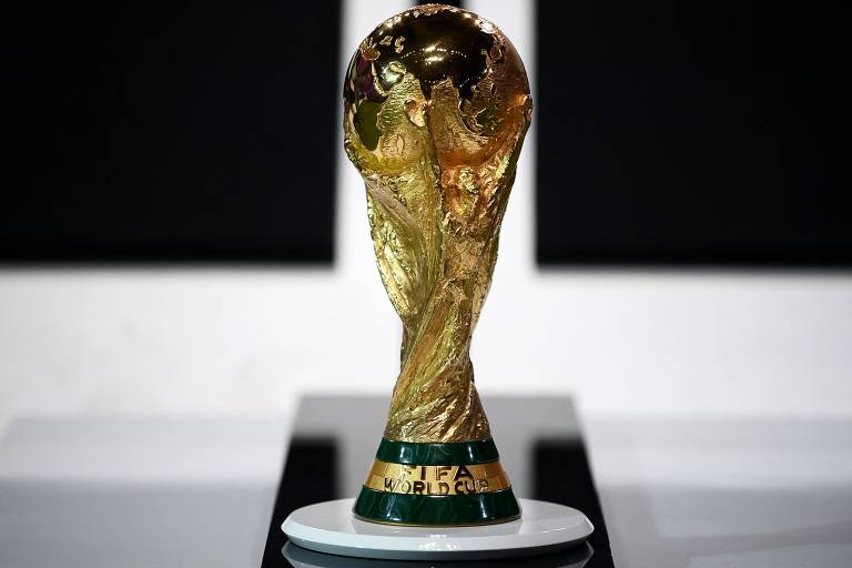 Taça da Copa do Mundo é exibida durante o congresso da Fifa em Doha, no Qatar