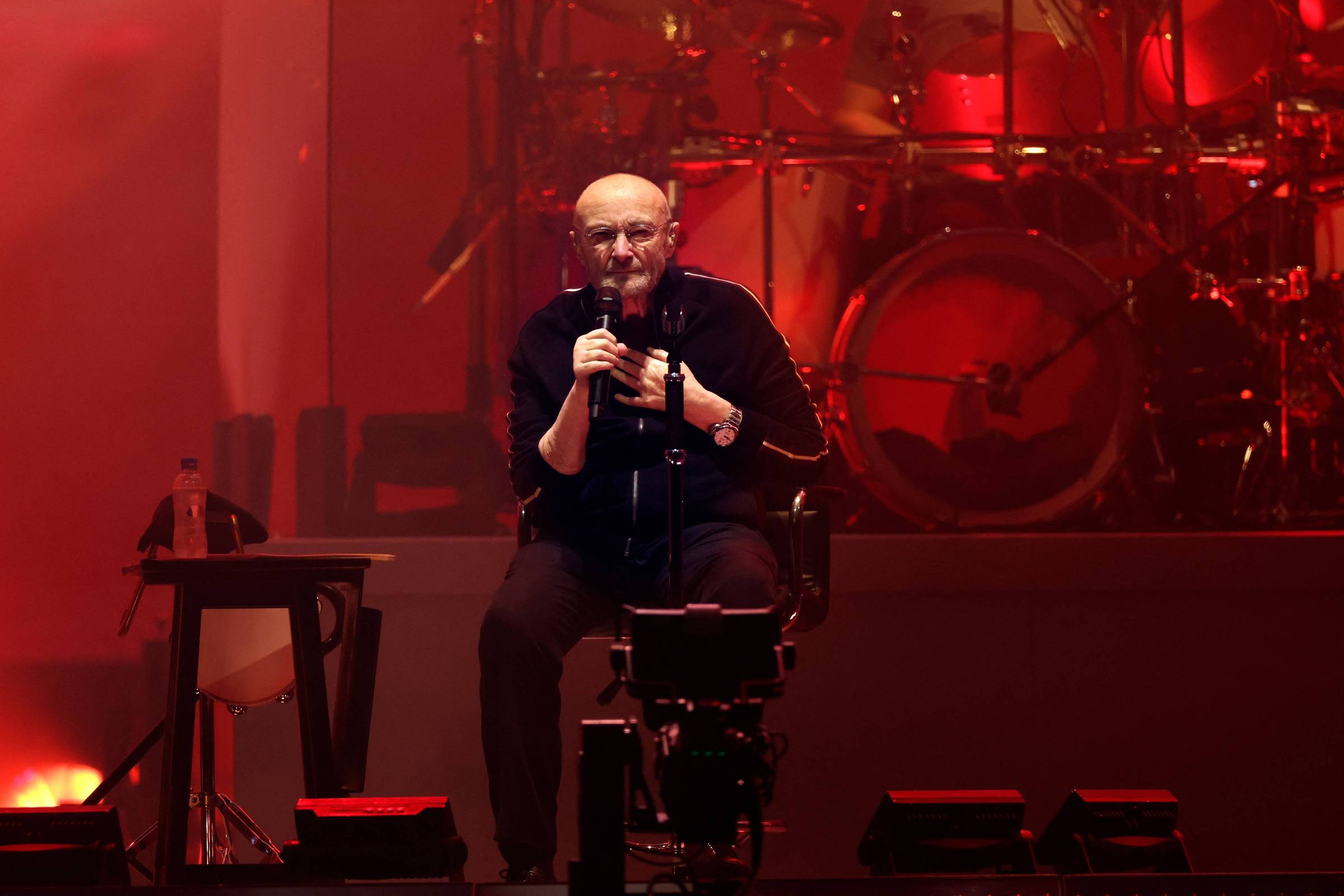 Phil Collins sai da aposentadoria e faz sua estreia solo com show