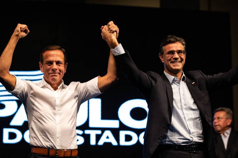 Doria levanta a mão de Rodrigo Garcia no evento no Palácio dos Bandeirantes