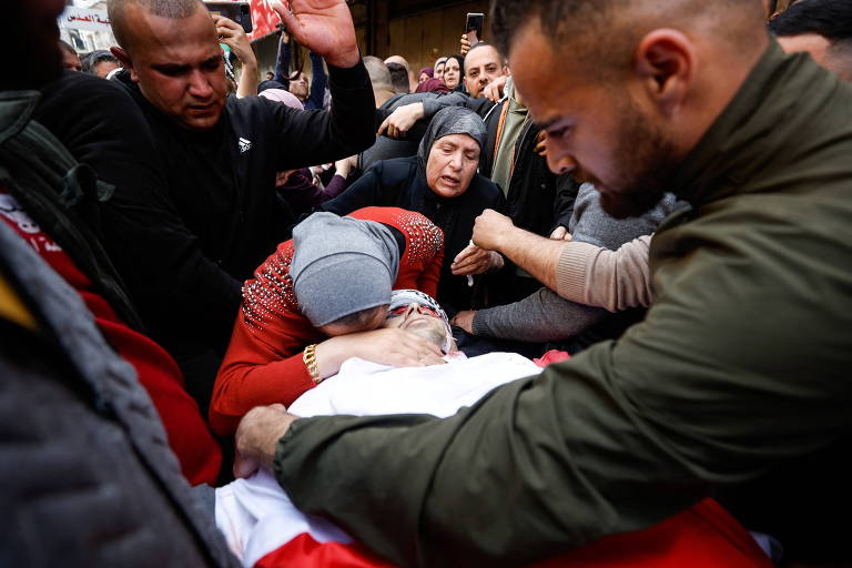 Palestinos choram, durante funeral de Yazid Al Saadi que, segundo médicos, foi morto por forças israelenses durante confrontos na Cisjordânia 