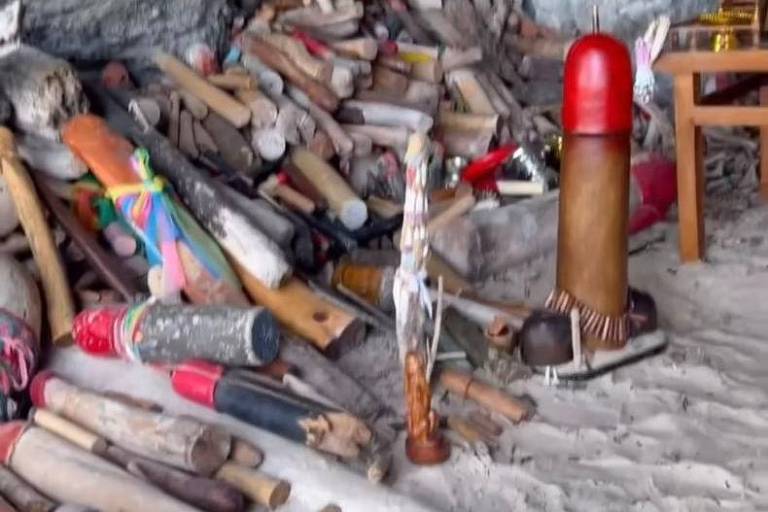 Anitta mostraa pênis de madeira em templo da Tailândia