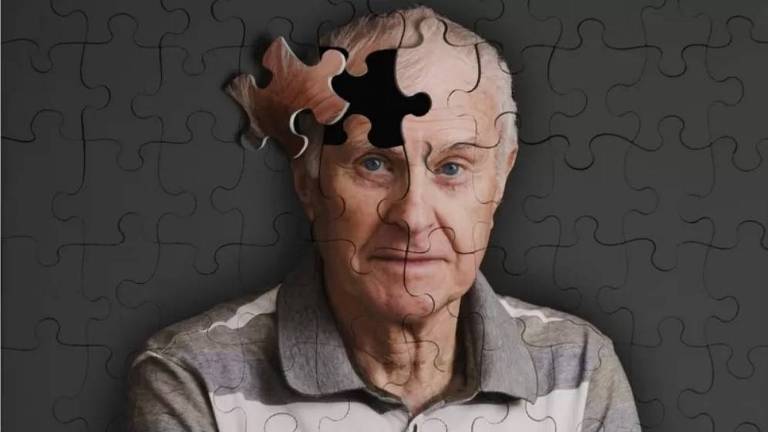 Imagem de idoso como um quebra-cabeça, com uma peça fora de lugar na testa