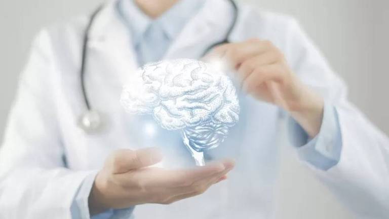 Médico segura um cérebro prateado virtual