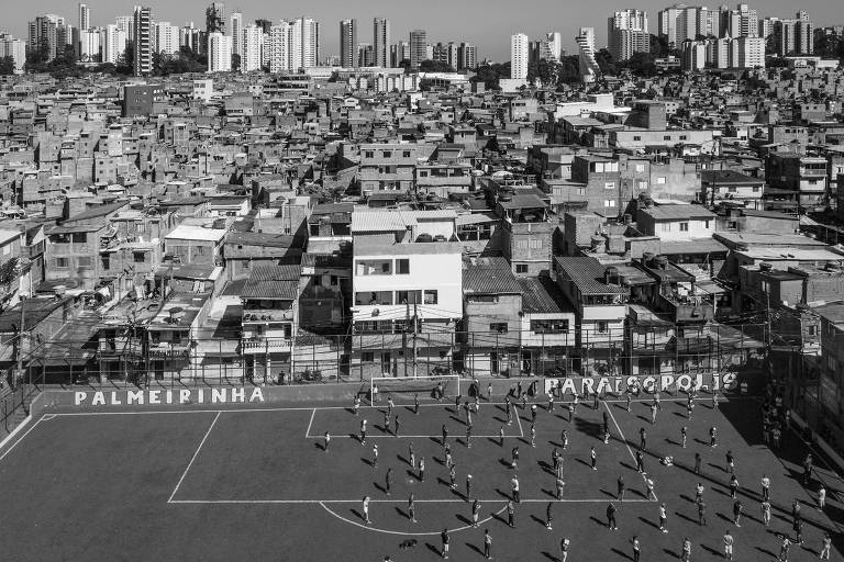 Respeitando protocolos de segurança e distanciamento social, líderes da favela de Paraisópolis realizam reunião com moradores, no campo de futebol da comunidade, em 26.mar.2020