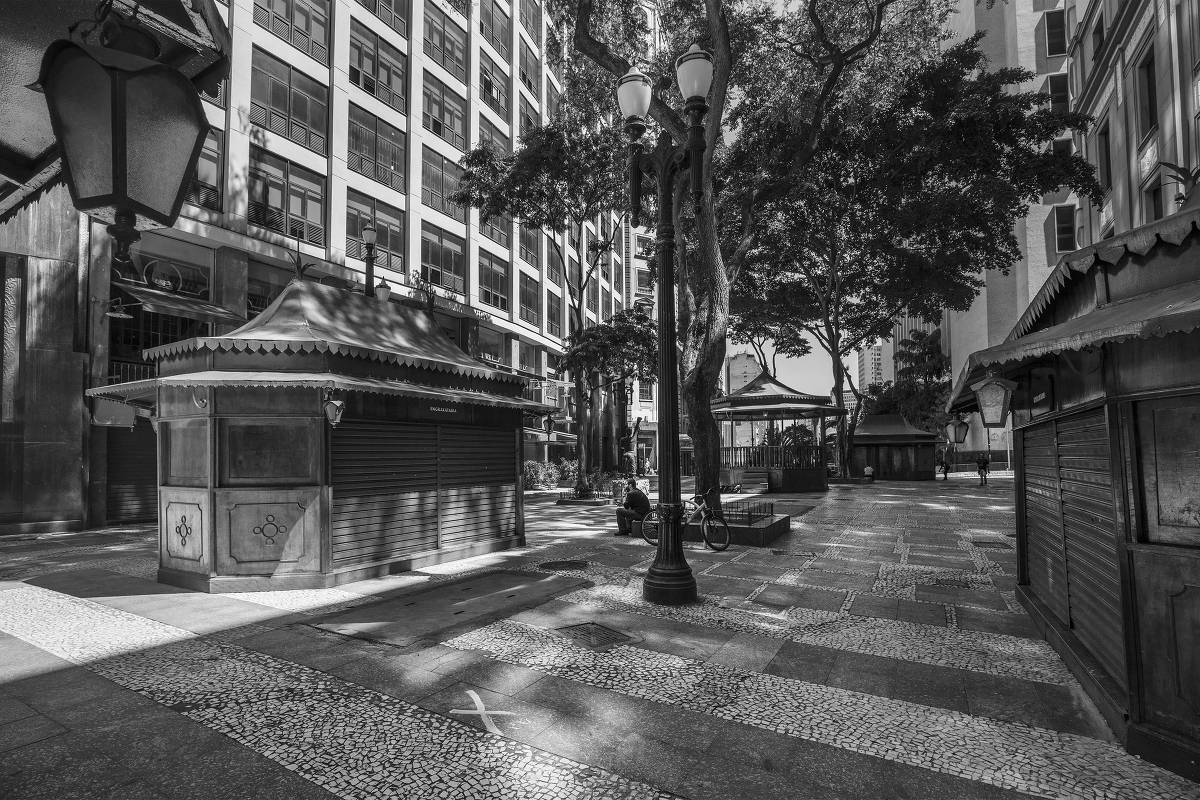 O efervescente centro histórico de São Paulo amanheceu vazio nos primeiros dias de quarentena. Os quiosques dos engraxates com suas portas fechadas, na praça Antônio Prado, em 23.mar.2020
 