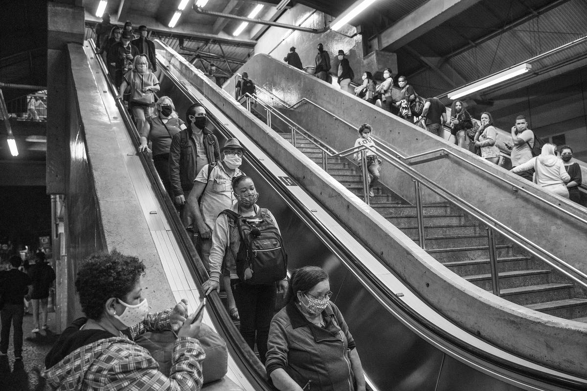 Movimentação de passageiros entre o metrô e o terminal Tatuapé, em 11.mai.2020