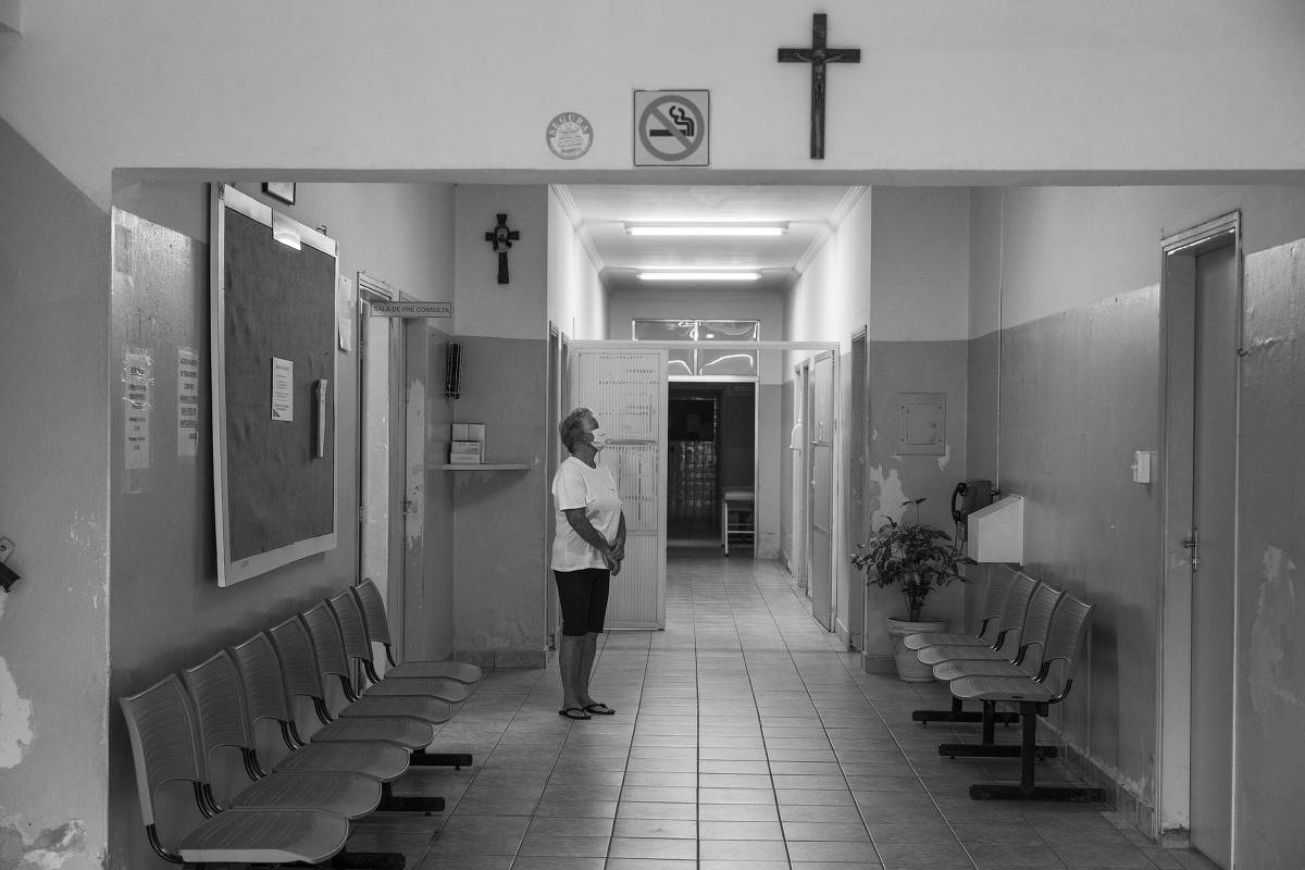 Senhora aguarda atendimento em centro de saúde da cidade de Corumbataí, em 6.abr.2021