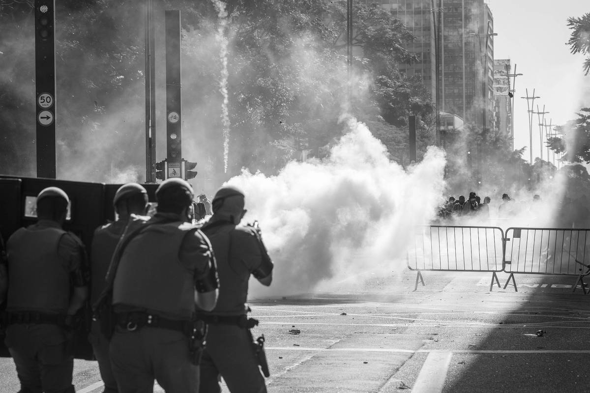 Polícia Militar e Tropa de Choque entram em confronto com coletivos de torcidas de futebol antifacistas e contra o governo Bolsonaro na av. Paulista, em 31.mai.2020