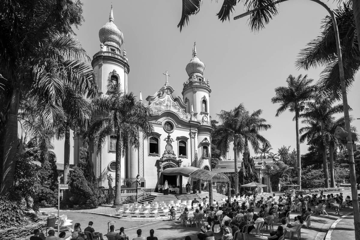 Missa celebrada do lado de fora da Paróquia Nossa Senhora do Brasil, nos Jardins, em 15.mar.2020