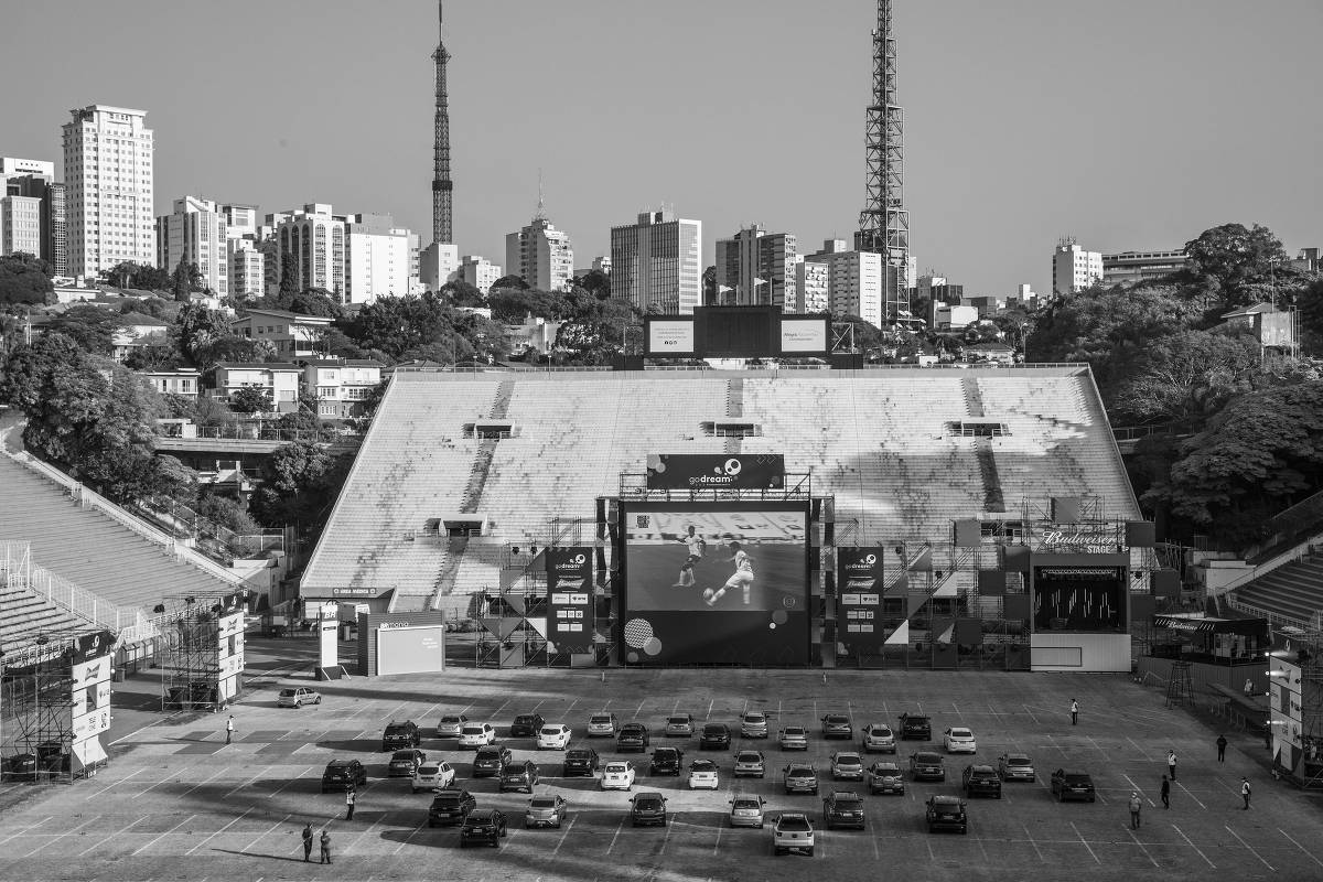 Torcedores acompanham de dentro de seus carros, no gramado do estádio do Pacaembu, a transmissão em telão da semifinal do Campeonato Paulista entre Corinthians e Mirassol, em 2.ago.2020