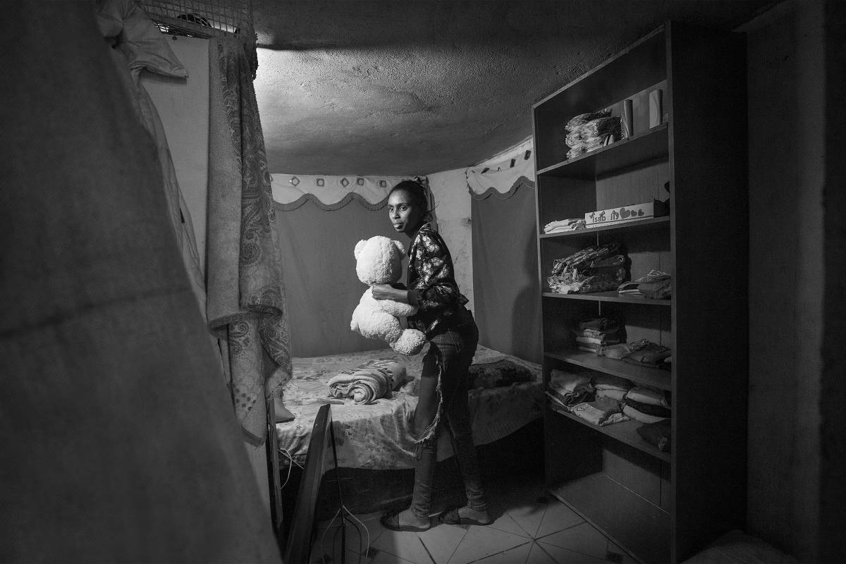 Bruna Neves da Silva, 25, mãe de duas filhas pequenas, arruma a cama na casa onde vive na comunidade de Paraisópolis, zona sul de São Paulo, em 6.mai.2021