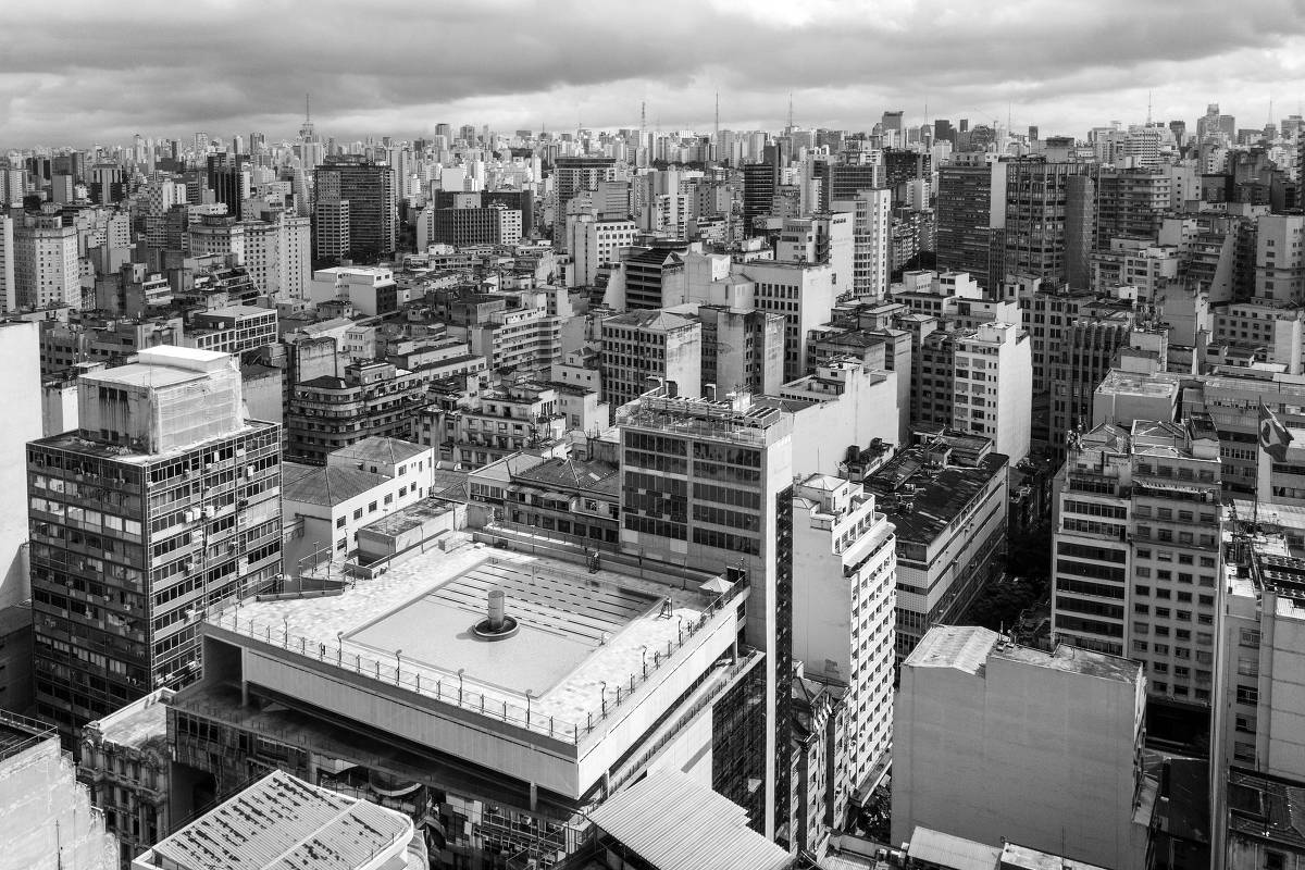 Frequentada por moradores e trabalhadores do centro de São Paulo, a piscina do Sesc 24 de Maio, instalada no teto do prédio que abriga a unidade, ficou fechada durante a quarentena e simbolizou o estado de espírito dessa região da cidade, em 13.jan.2021

