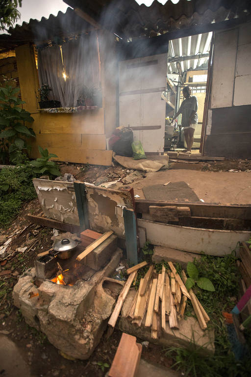 O fogão a lenha comunitário utilizado em uma ocupação recente na zona sul de São Paulo.