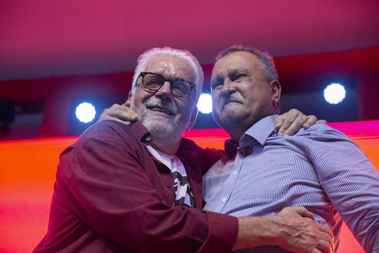 Jaques Wagner e Rui Costa se abraçam em ato de lançamento da pré-candidatura de Jerônimo Rodrigues ao governo da Bahia