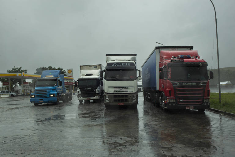 Imagem mostra caminhões parados um ao lado do outro.