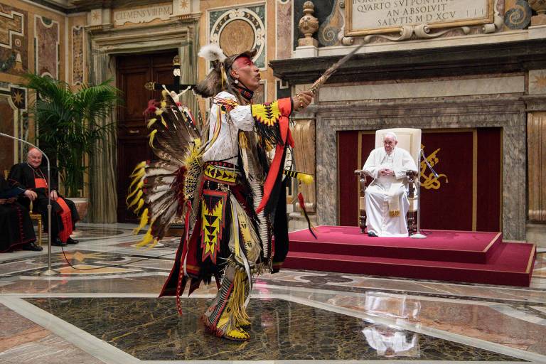 Integrante de delegação indígena do Canadá canta e dança diante do papa Francisco no Vaticano