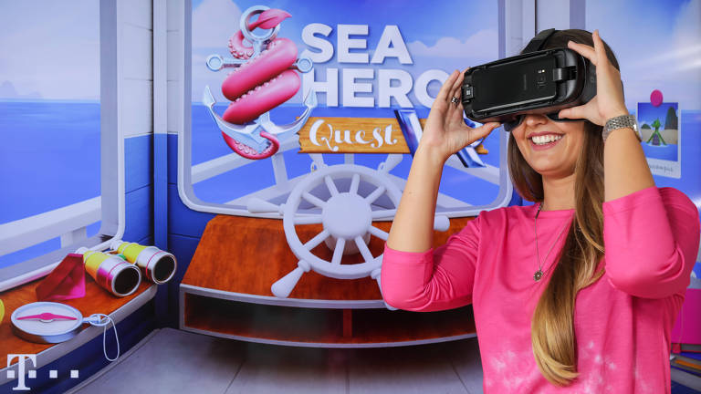 Mulher usa óculos de realidade virtual para jogar "Sea Hero Quest"