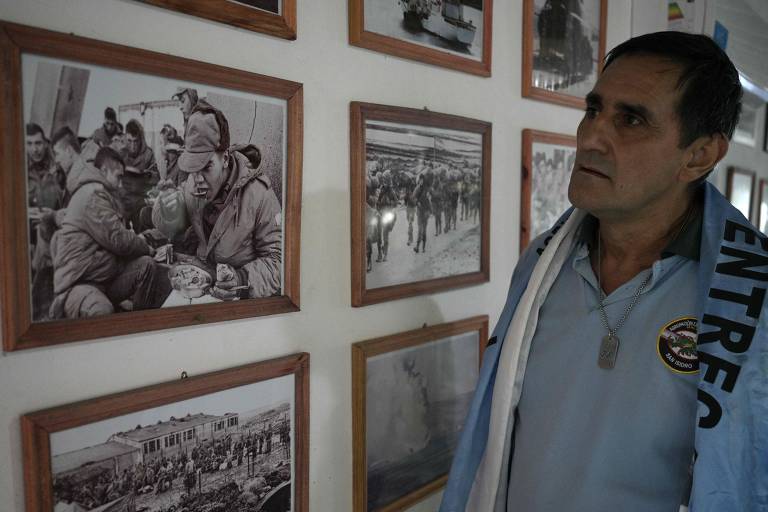 Veterano de guerra argentino das Malvinas, Juan Antonio Alegre, contempla fotos da guerra, no Monumento à Guerra das Malvinas, em Pilar, província de Buenos Aires