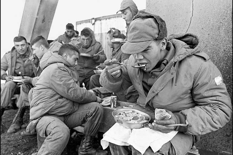 Soldados argentinos almoçam na antiga base britânica, parcialmente destruída