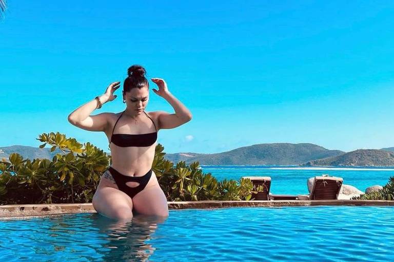 A cantora Jessie J em momento de relaxamento na piscina
