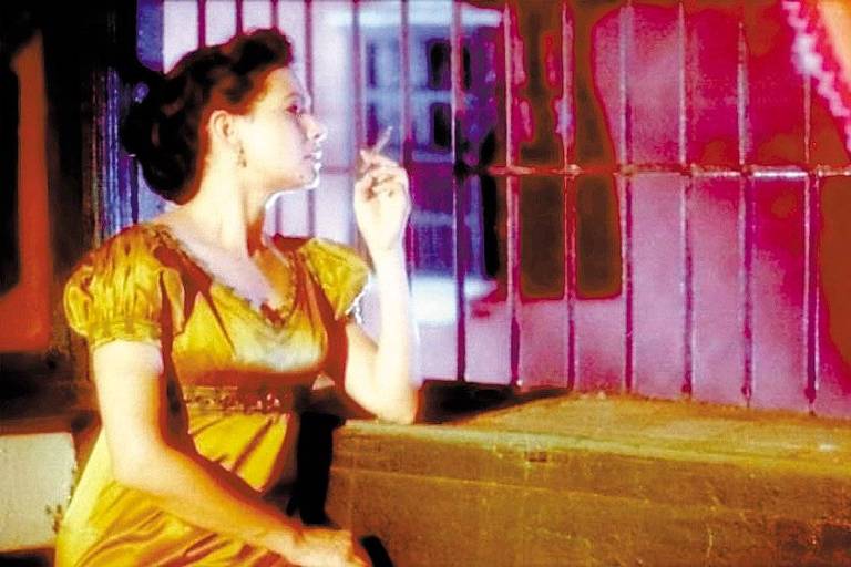 A atriz Beatriz Valdés em cena do filme 'A História de Manuela Sáenz'; ela usa vestido dourado e segura um cigarro com a mão esquerda
