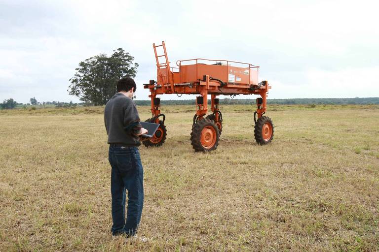 Pesquisador testa robô em laboratório da Embrapa em São Carlos (SP)