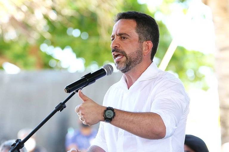 Deputado estadual Paulo Dantas (MDB) de camisa branca fala ao microfone
