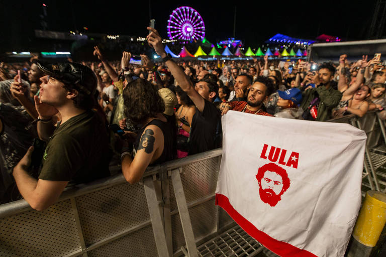 Homem segura bandeira com imagem de Lula durante o festival Lollapalooza, em São Paulo 