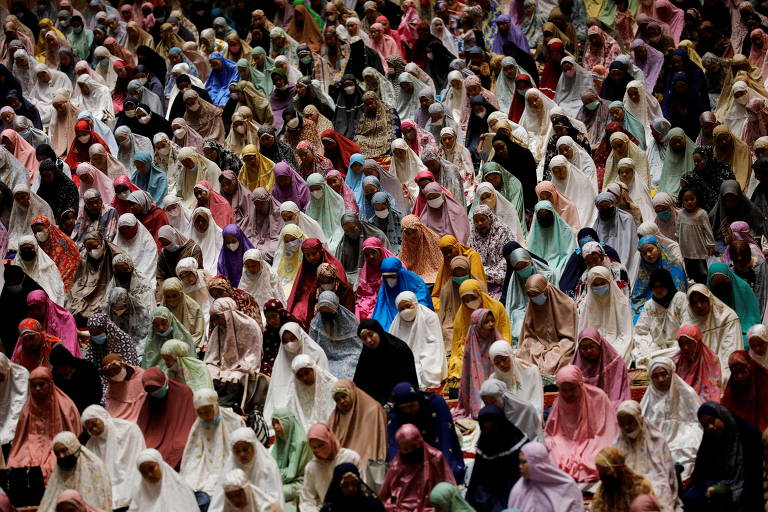 Mulheres oram em massa pelo Ramadã na Indonésia; veja fotos de hoje