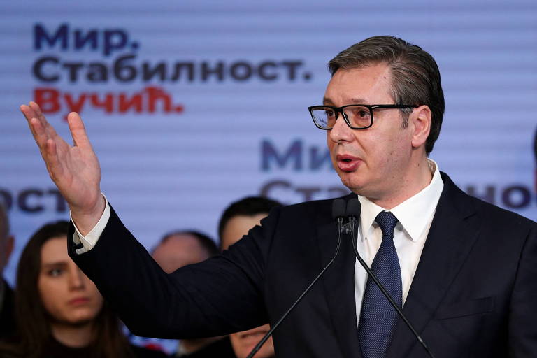 Presidente da Sérvia declara vitória em eleição e é parabenizado por Putin