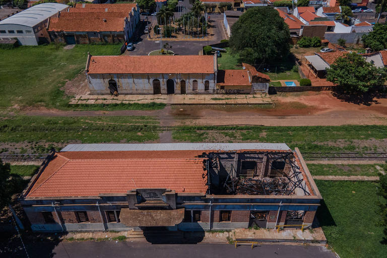 Trem da Morte: vagões abandonados e incêndio marcam estação em cidade paulista
