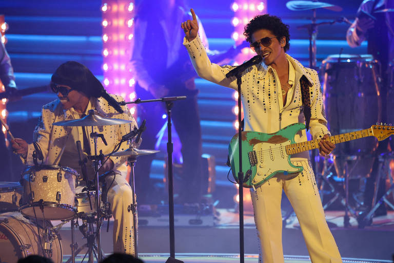 Silk Sonic, duo formado por Bruno Mars e Anderson Paak, durante apresentação no Grammy 2022
