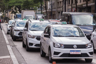 PASSAGEIROS VOLTAM A USAR TAXIS