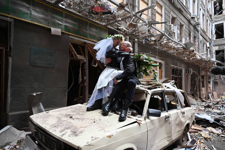 Casal de socorristas posa para fotos de casamento em destroços; veja fotos do conflito