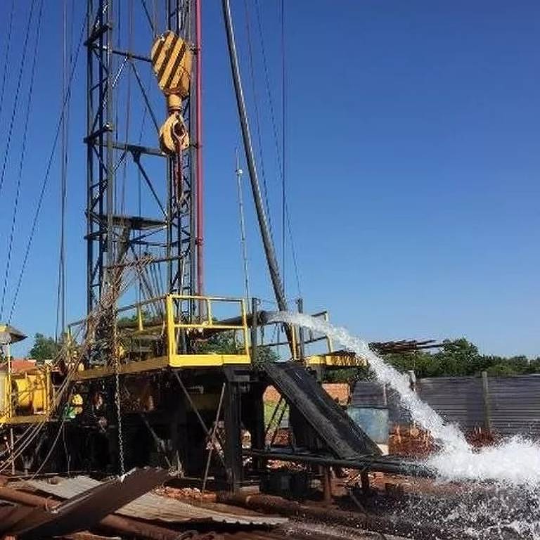 Poço que extrai água do aquífero Guarani é testado em Dourados (MS).