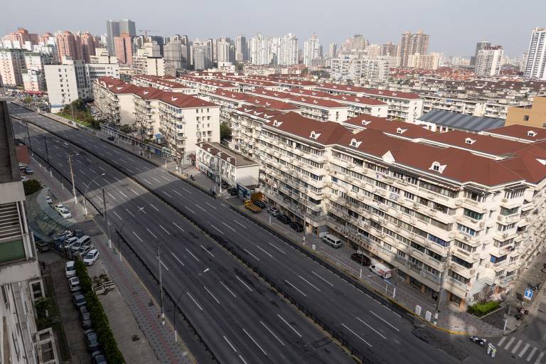 Ruas de Xangai ficam vazias durante lockdown em que 26 milhões serão testados para Covid