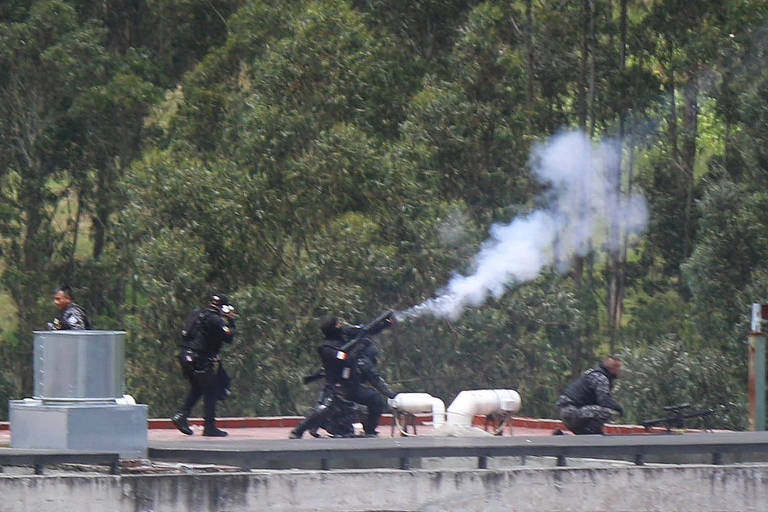 Forças de segurança lançam bombas de gás lacrimogêneo em presídio em Cuenca, no Equador