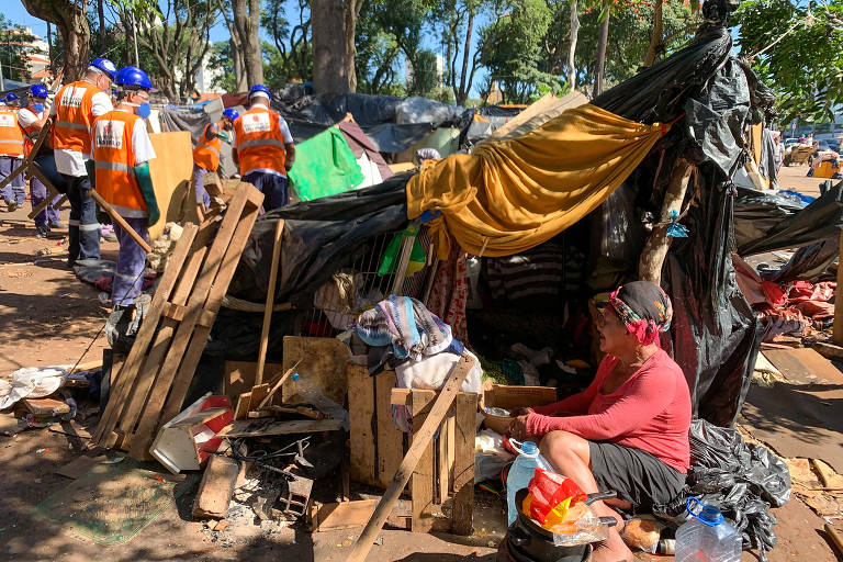 Segundo a subprefeitura da Sé,a a praça é ocupada por cerca de 200 barracas