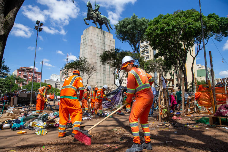 Prefeitura faz ação de limpeza na praça Princesa Isabel 