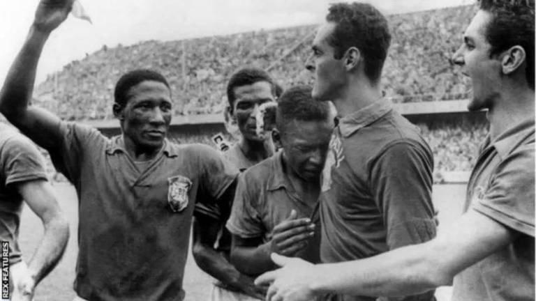 Pelé chora abraçado ao goleiro Gilmar durante a comemoração da vitória sobre a Suécia por 5 a 2, na final da Copa do Mundo de 1958