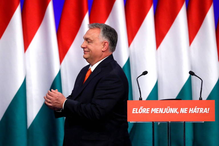 O premiê da Hungria, Viktor Orbán, após realizar discurso em Budapeste; no slogan, lê-se 'vamos adiante, jamais para trás'