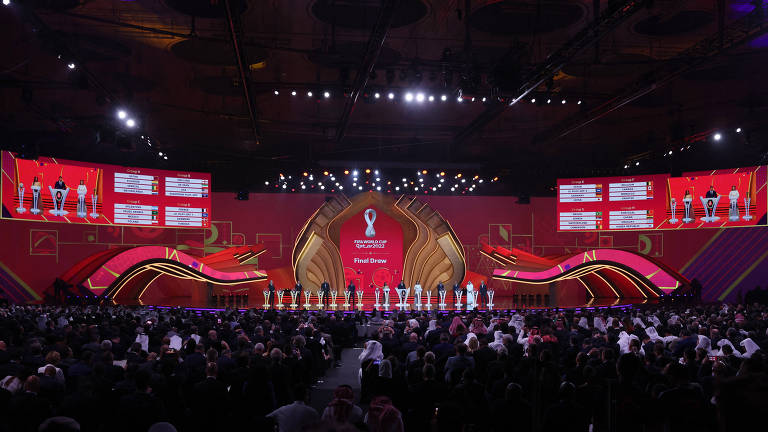 Vista do palco e da plateia no sorteio dos grupos da Copa do Mundo deste ano, realizado no Doha Exhibition & Convention Center, na capital do Qatar