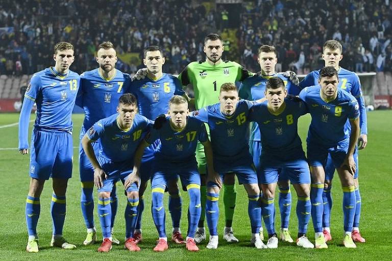 Seleção de futebol da Ucrânia posa para foto antes de jogo; o uniforme dos jogadores é azul
