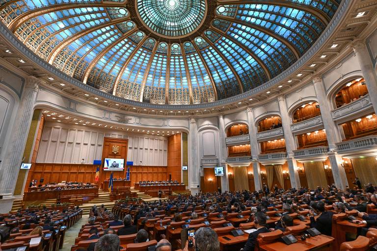 Zelenski fala por vídeo com parlamento da Romênia; veja imagens do conflito