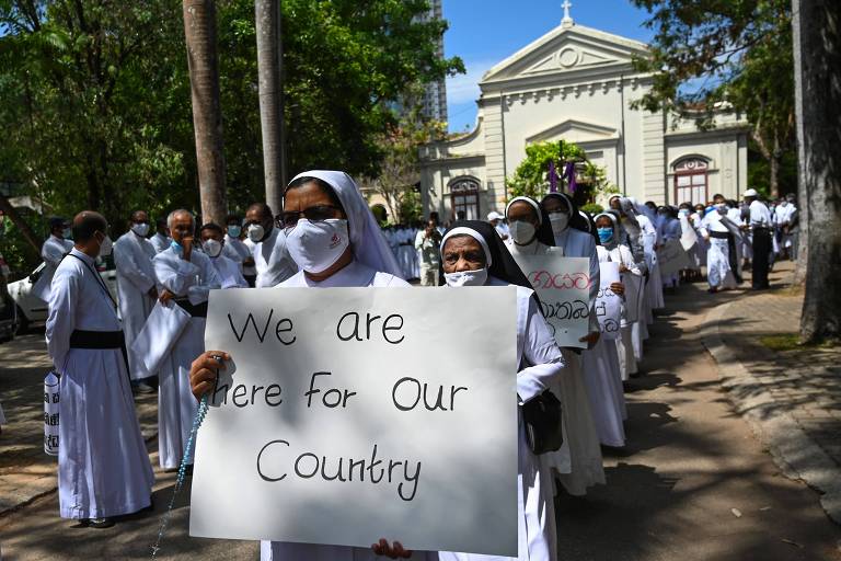 Freiras fazem manifestação no Sri Lanka e incêndio em shopping na Indonésia; veja fotos de hoje
