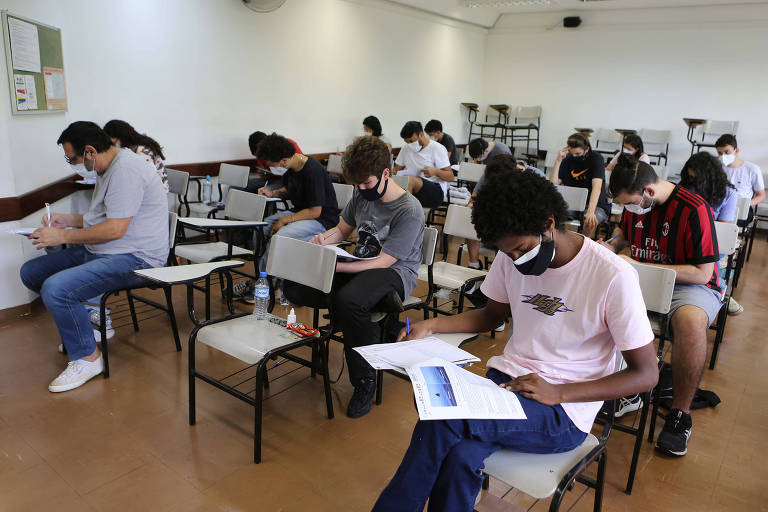 Estudantes fazem prova em sala de aula