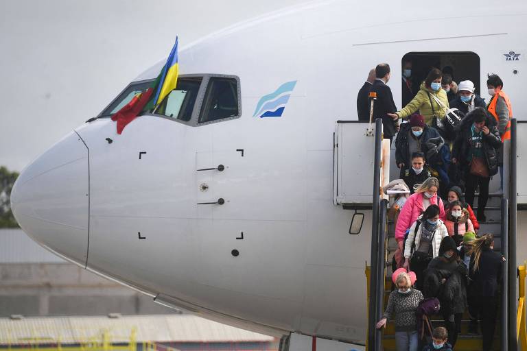 Refugiados ucranianos desembarcam de aeronave fretada pela ONG Ukranian Refugees UAPT após pousar no aeroporto Figo Maduro, em Lisboa