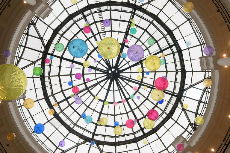 A instalação Revoada #3, da artista Flávia Junqueira, pendurou 150 balões coloridos de resina na cúpula do Shopping Pátio Higienópolis
