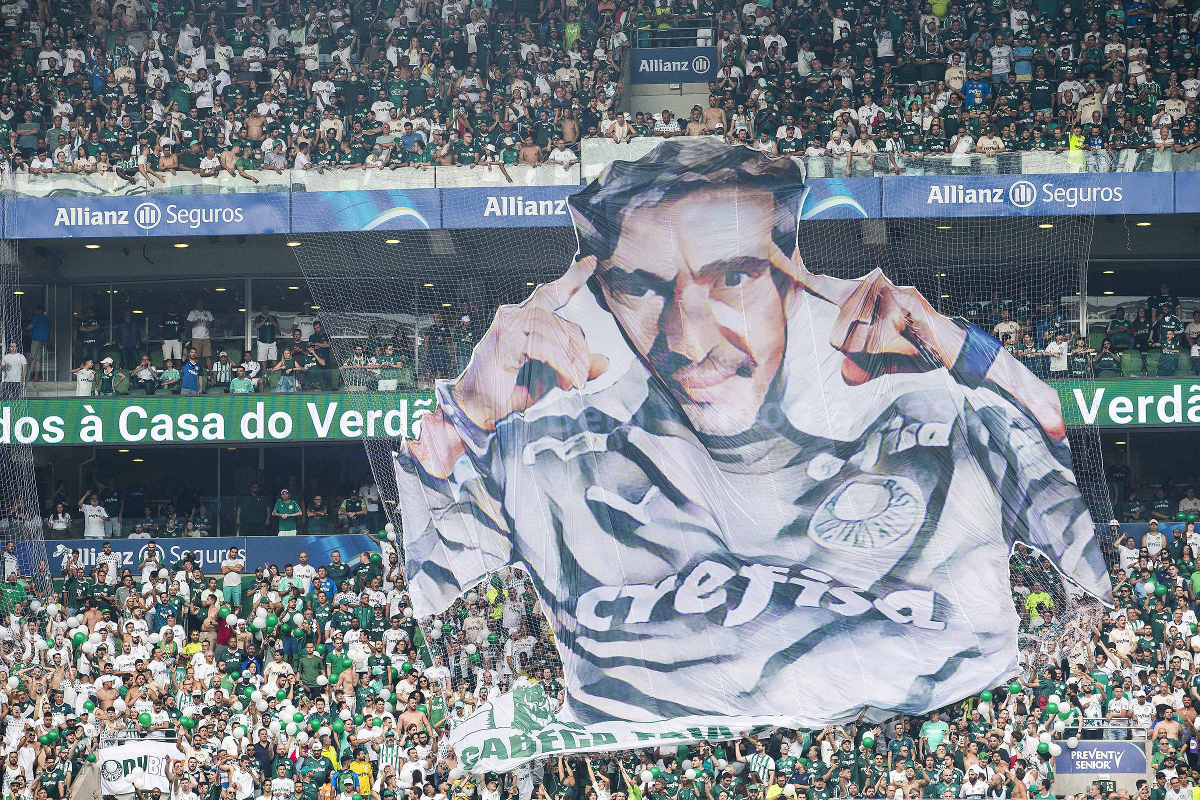 Bolsonaro crava Palmeiras campeão mundial e diz que Cruzeiro será