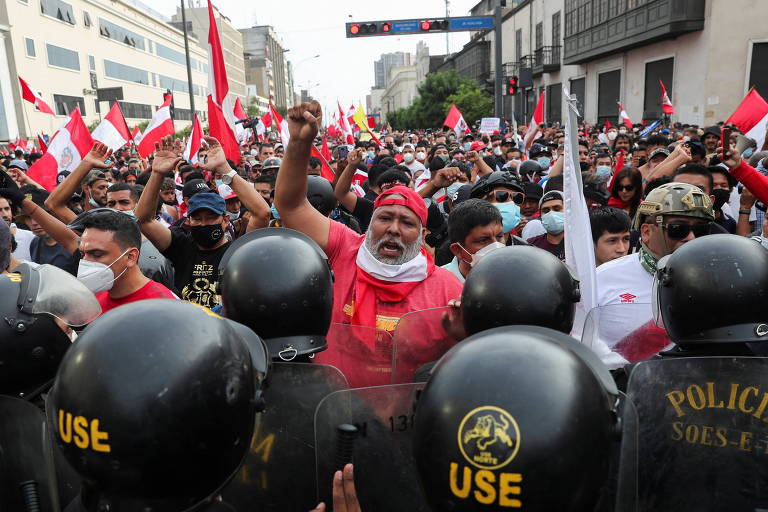 Peruanos desafiam toque de recolher, e Castillo revoga restrição que visava a conter protestos